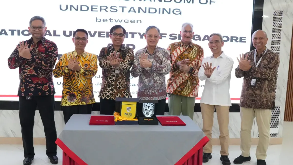 (kiri ke kanan) Direktur Strategic & Business Development Telkom Seno Soemadji bersama Direktur IT Digital Telkom sekaligus Ketua Pembina Yayasan Pendidikan Telkom (YPT) Faizal Rochmad Djoemadi menyaksikan prosesi penandatanganan implementasi kerja sama di Telkom University Kampus Jakarta oleh Rektor Telkom University Prof. Dr. Suyanto dan Senior Vice Provost of National University of Singapore Prof. Bernard C Y Tan, Senin (6/7). Turut hadir Dr. Robert de Souza, Executive Director of the The Logistics Institute of National University Singapore dan Sekretaris Deputi Bidang Koordinasi Perniagaan dan Ekonomi Digital Kementerian Koordinator Bidang Perekonomian Republik Indonesia, Pujo Setio. (Istimewa)