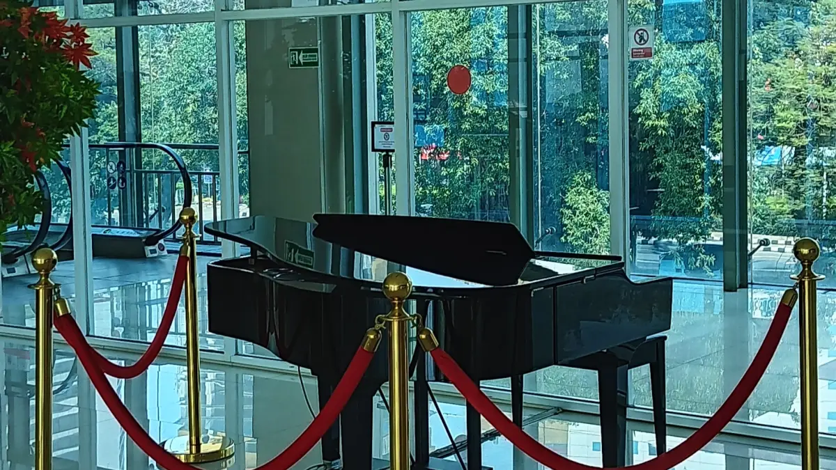 Public piano pertama di stasiun kereta Indonesia yang ada di Stasiun BNI City (Royyan/JawaPos.com)
