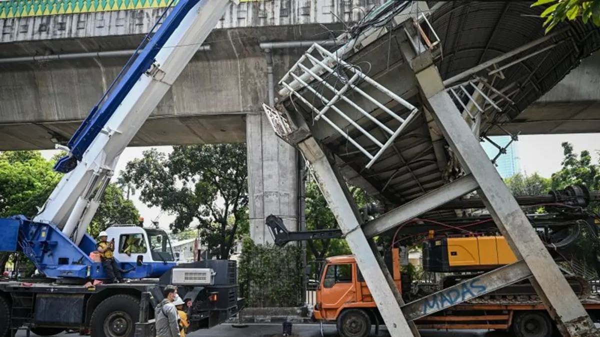 Kondisi jembatan penyeberangan orang (JPO) di Jalan Kapten Tendean, Jakarta, nyaris roboh setelah tertabrak truk bermuatan alat berat. (ANTARA FOTO/Fauzan/nym)