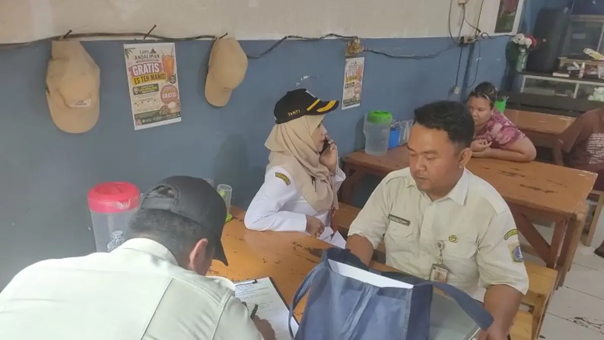 Petugas Satpol PP Jakarta Barat bersama Suku Dinas Ketahanan Pangan, Kelautan dan Pertanian (KPKP) memeriksa warung lapo yang diduga menjual daging hewan penular rabies (HPR) di kawasan Meruya, Kembangan, Jakarta Barat. (ANTARA/Risky Syukur)