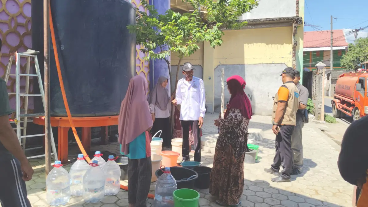Warga Setu, Tangsel mengantre untuk mendapatkan air bersih akibat kekeringan di wilayah tersebut. (BNPB)