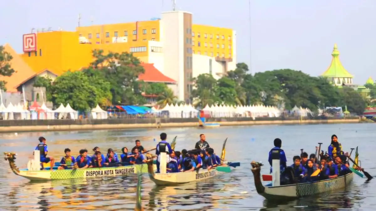 Perahu naga bersiap memulai lomba di Sungai Cisadane, Kota Tangerang, Banten, Jumat (24/7). (Diskominfo Kota Tangerang)