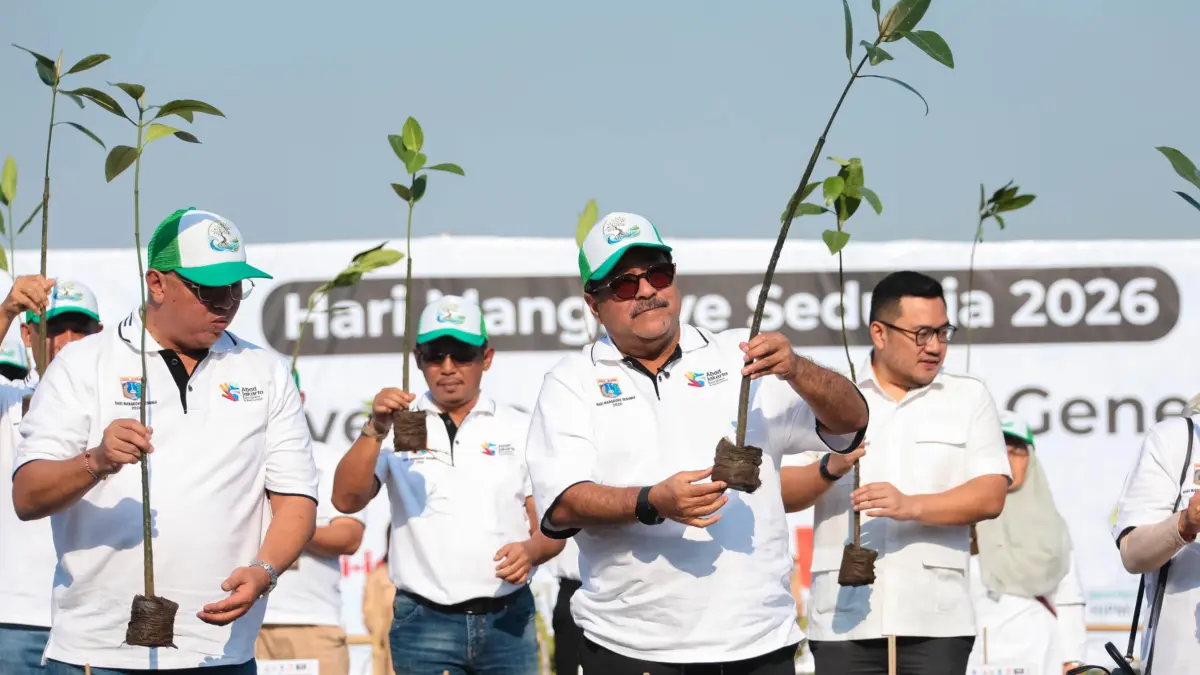 Wakil Gubernur DKI Jakarta Rano Karno menanam mangrove di Taman Wisata Alam Angke Kapuk, Penjaringan, Jakarta Utara, Minggu (26/7/2026). (Istimewa)