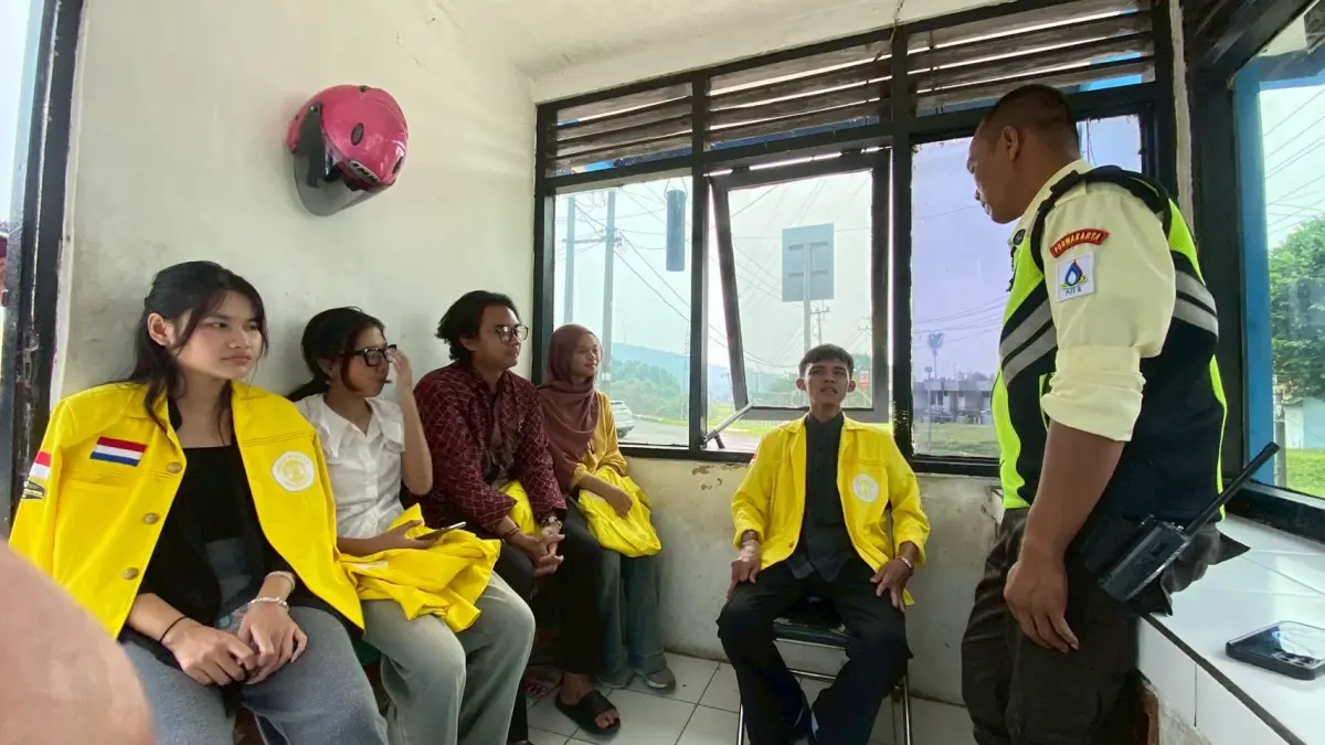 Momen kenangan mahasiswi UI bersama satpam waduk Jatiluhur, Sumarna. (akun X @yangmahamimi)