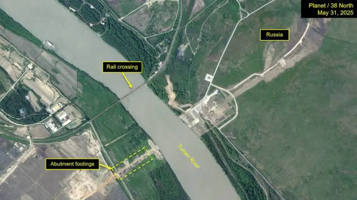 Rusia dan Korea Utara (Korut) hampir menyelesaikan pembangunan jembatan darat pertama yang menghubungkan kedua negara. Infrastruktur tersebut akan menjadi jalur penghubung baru antara Moskow dan Pyongyang melalui kawasan perbatasan di Sungai Tumen, sekaligus melengkapi jalur kereta api yang selama ini menjadi satu-satunya akses langsung. (Dok. 38 North)