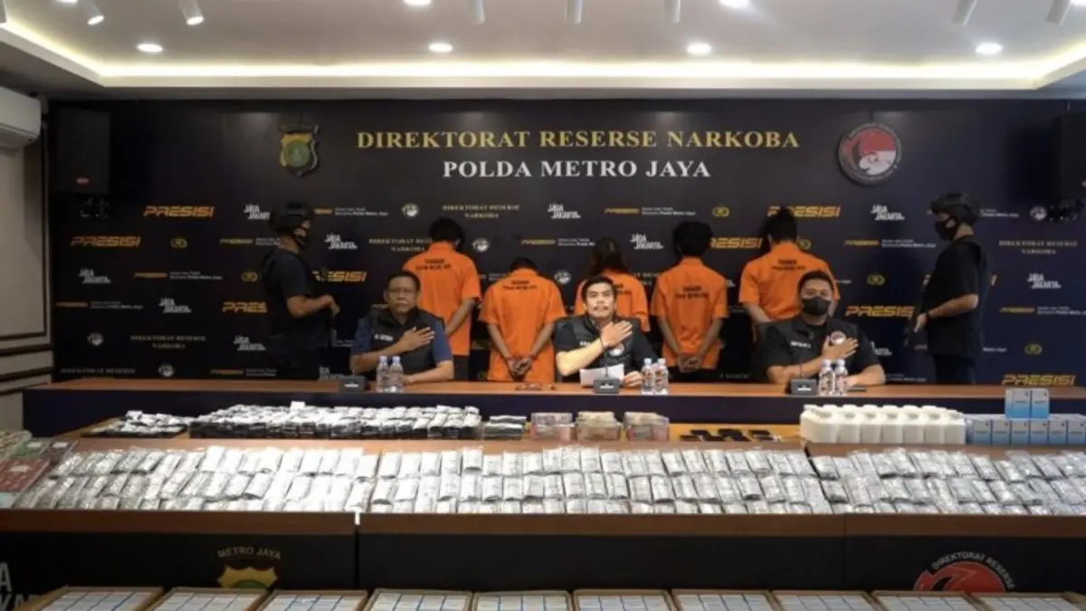Para tersangka dan barang bukti 575.200 butir obat ilegal yang diamankan di kawasan Kebon Kacang, Tanah Abang, Jakarta Pusat, Sabtu (25/7/2026). (Ditresnarkoba Polda Metro Jaya)