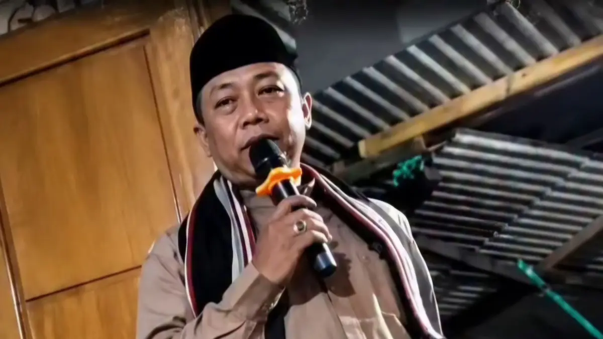 Detik-detik Ustaz Ahmad Firdaus, 53, meninggal dunia saat menyampaikan ceramah haul di Duren Sawit, Jakarta Timur, Kamis (30/7). (@durensawit)