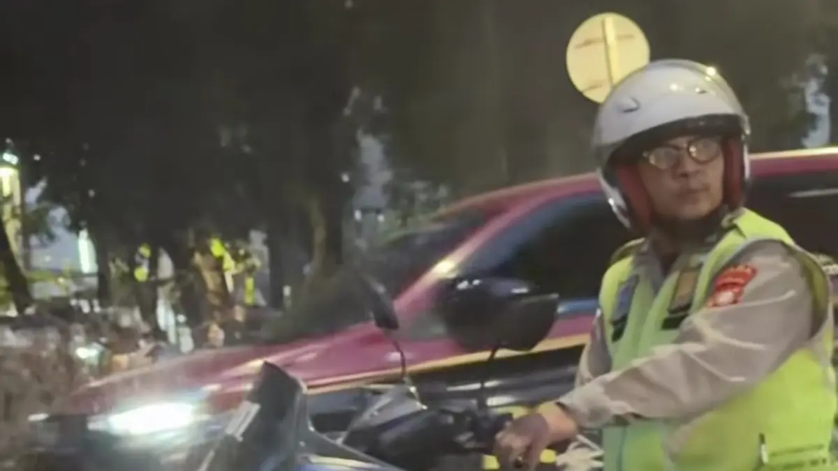 Tangkapan layar video viral yang diduga oknum polisi gadungan di Blok M, Jakarta Selatan. (Threads @vanessszr)