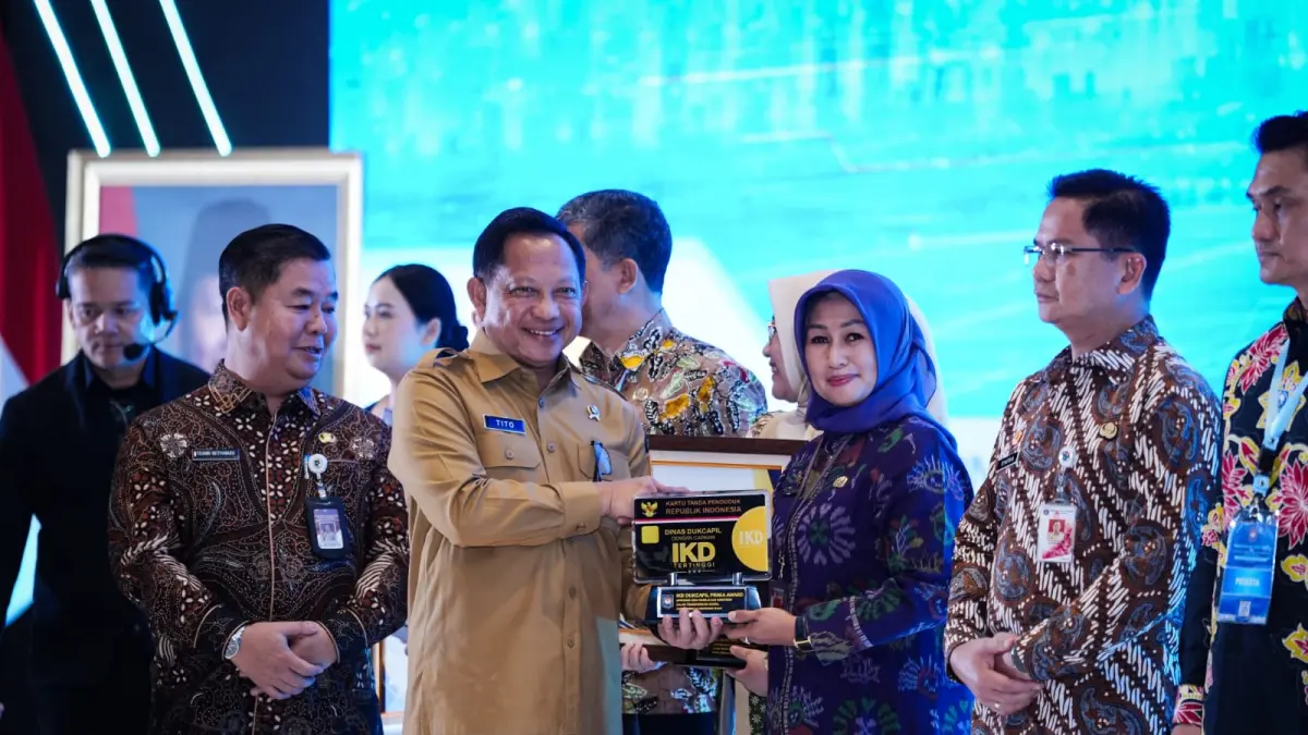 Pemkot Jakarta Barat berhasil menembus jajaran empat besar nasional dan resmi menyabet penghargaan bergengsi Dukcapil Prima Awards 2026. (Istimewa)