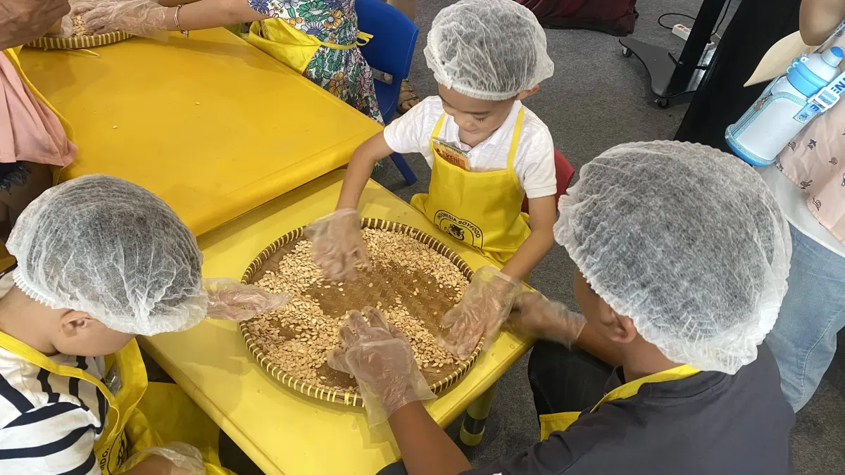 BANGGA DENGAN TEMPE: Anak-anak dikenalkan dengan cara membuat tempe di Supermal Karawaci, Tangerang, Banten, pada Sabtu (18/7). (Dok. Tempeland)