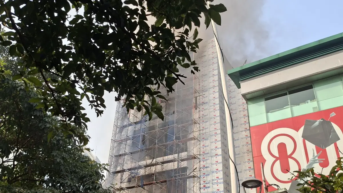 Sebuah bangunan ruko lima lantai di jalan Cikini, Menteng, Jakarta Pusat, mengalami kebakaran, Rabu (5/8). (Istimewa)