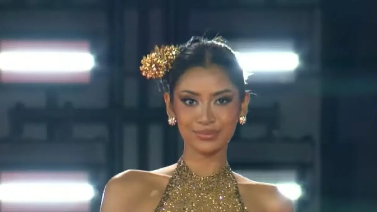 Agnes Rahajeng tampil pada preliminary Miss Supranational 2026 dengan gaun emas karya Hian Tjen dan membawakan budaya Jawa-Bali. (Dok. IST)