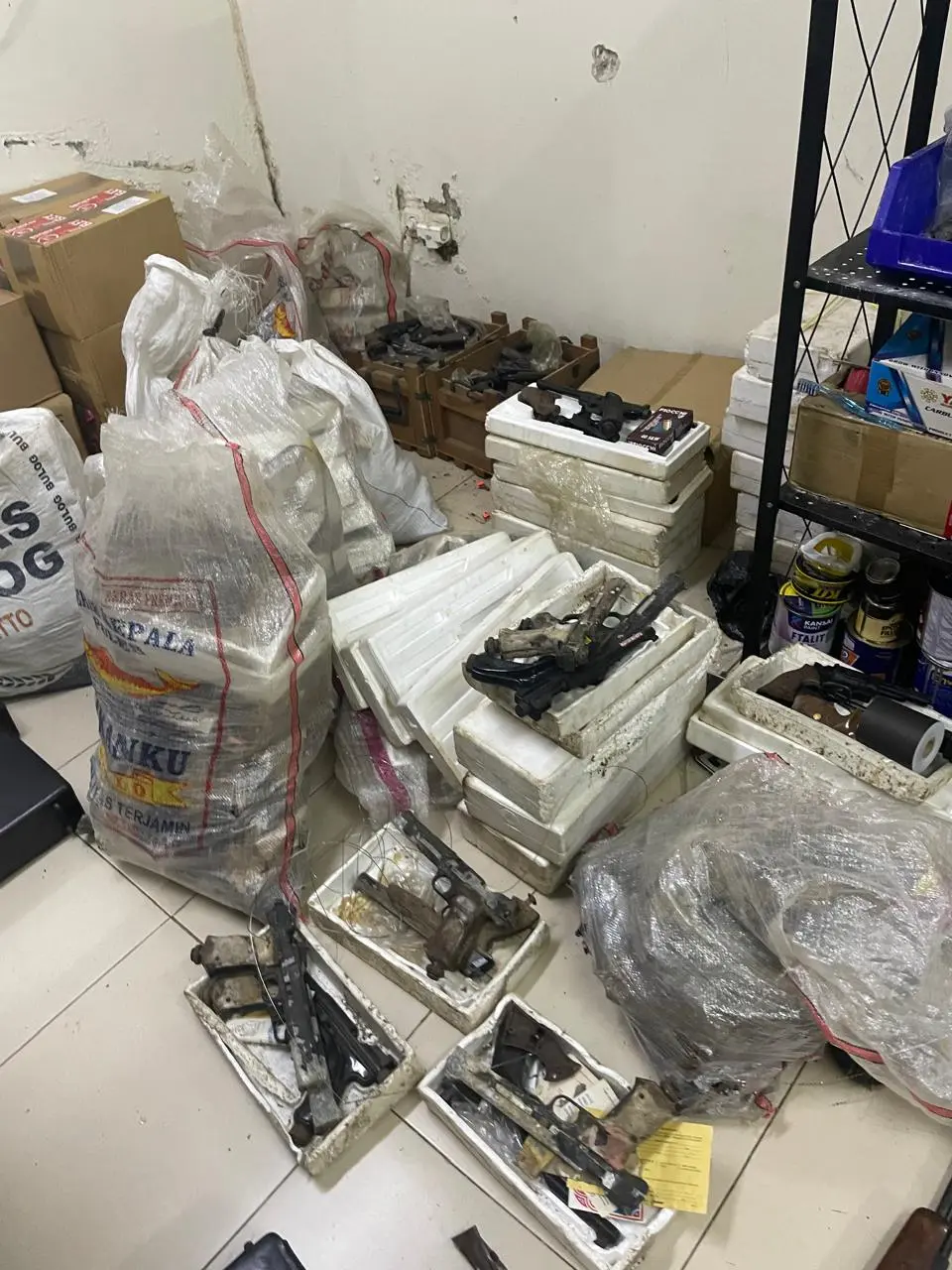 Polisi menemukan 995 senjata, amunisi, narkoba, dan mesin pembuat peluru di bunker sekolah swasta Jakarta. Satu ruangan masih terkunci. (Dok. Ist)