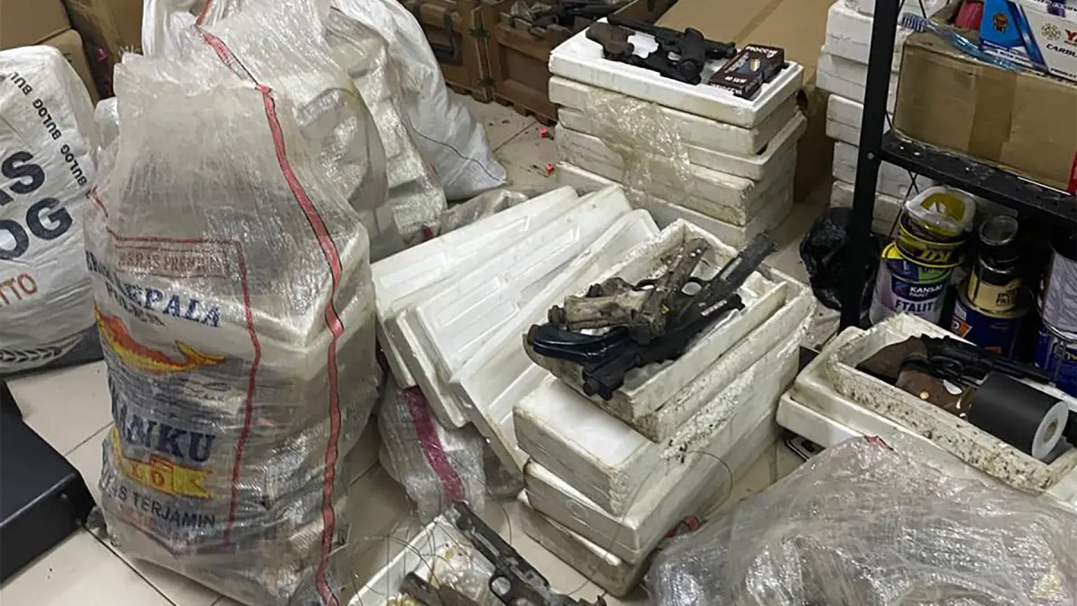 Polisi menemukan 995 senjata, amunisi, narkoba, dan mesin pembuat peluru di bunker sekolah swasta Jakarta. Satu ruangan masih terkunci. Kubu pengurus lama membantah tudingan kepemilikan 995 senjata di sekolah dan menyebut kasus tersebut sarat rekayasa. Polisi masih menyelidiki. (Dok. Ist)