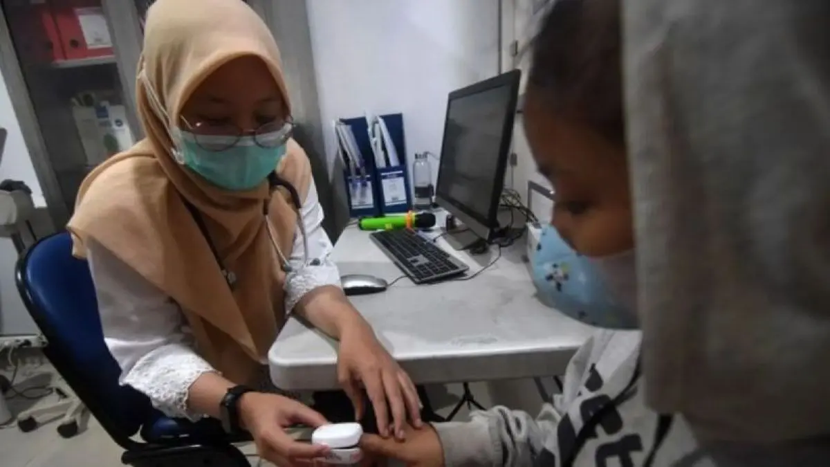 Ilustrasi dokter melakukan pemeriksaan kesehatan terhadap pasien bergejala Infeksi Saluran Pernapasan Akut (ISPA) di Puskesmas Kecamatan Mampang Prapatan. (Indrianto Eko Suwarso/Antara)