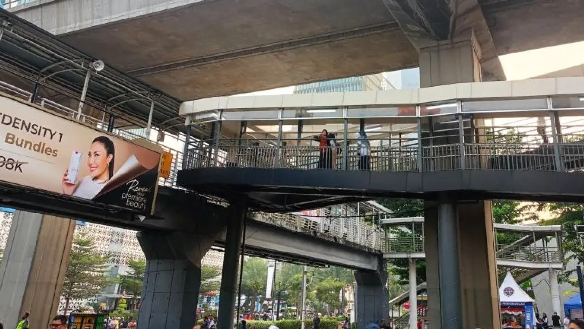 Kondisi jembatan penyebrangan orang (JPO) di kawasan Jalan HR Rasuna Said, Kuningan, Jakarta Selatan, Minggu (9/8). (Siti Nurhaliza/Antara)