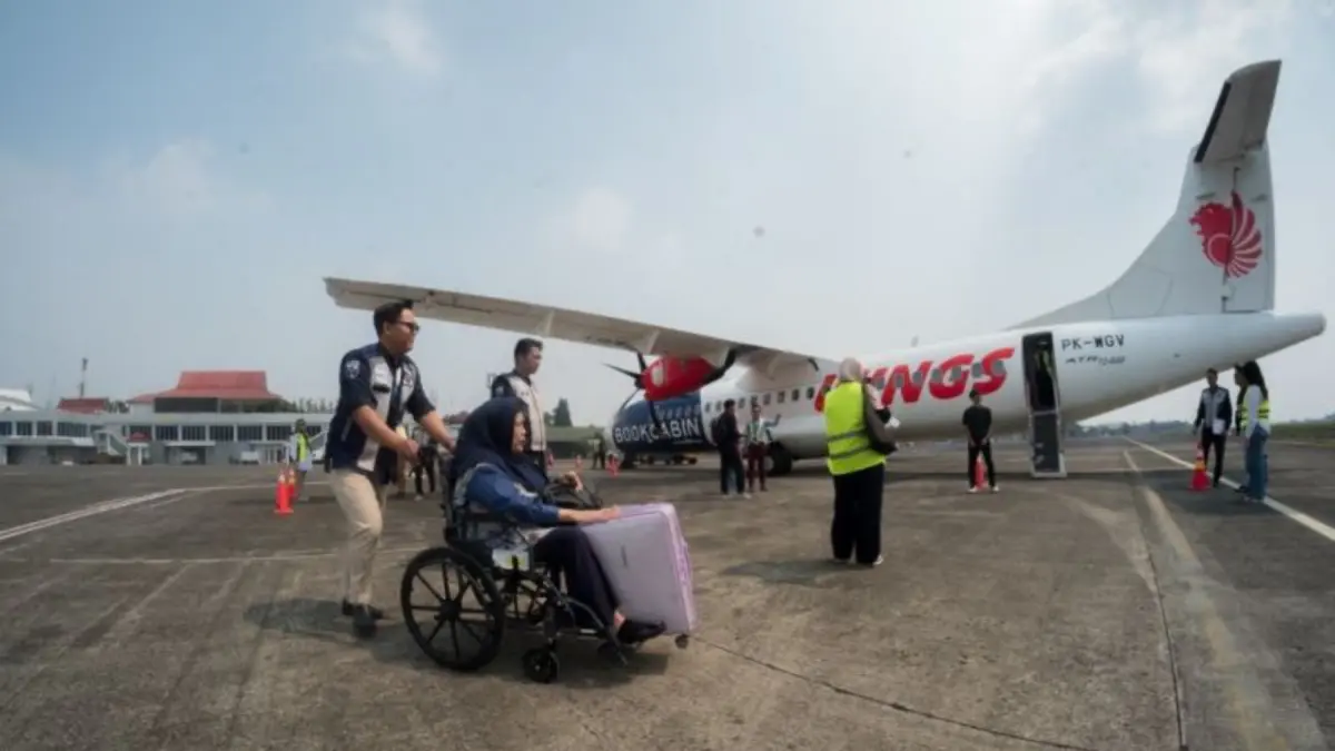 Para penumpang memasuki pesawat Wings Air di Bandara Internasional Husein Sastranegara, Kota Bandung, Jawa Barat, Senin (10/8/2026). (ANTARA/Rubby Jovan)
