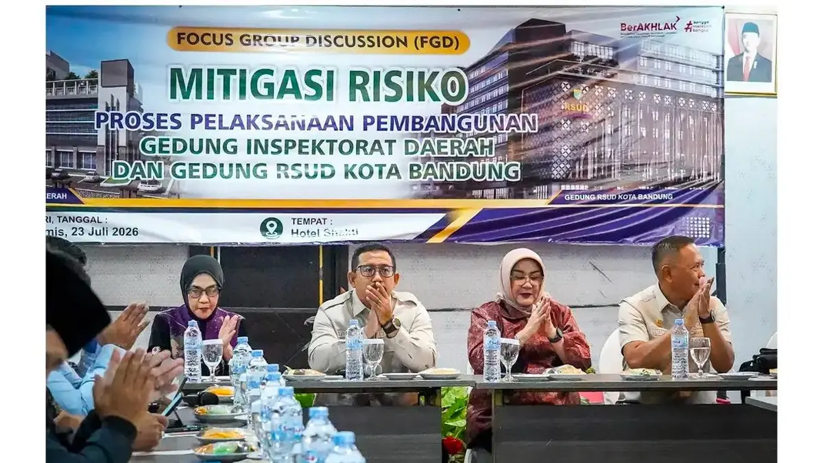 Ketua DPRD Kota Bandung Asep Mulyadi, Wakil Ketua I DPRD Toni Wijaya, Wakil Ketua III Rieke Suryaningsih, serta pimpinan dan anggota Pansus 17 DPRD Kota Bandung bersama perangkat daerah dan para pemangku kepentingan. (Istimewa).