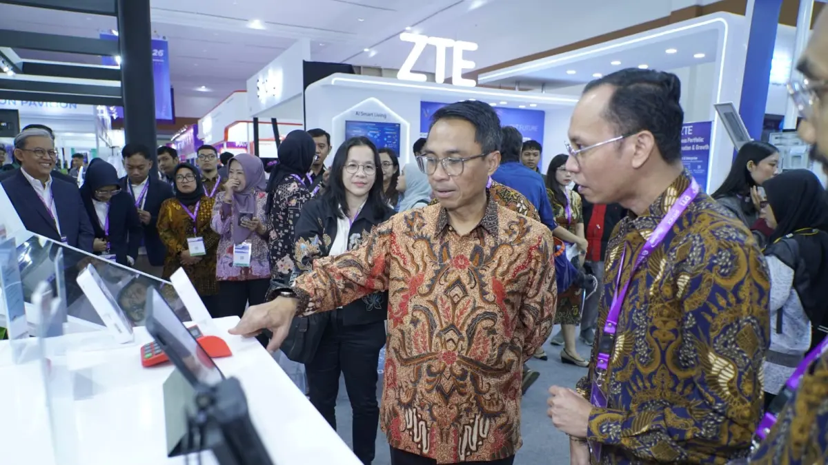 Direktur IT Digital Telkom Faizal Rochmad Djoemadi mengunjungi AI Zone Telkom pada DTI-CX 2026 untuk melihat langsung kapabilitas AIcosystem, termasuk Omni Communication Assistant (OCA). (Istimewa)