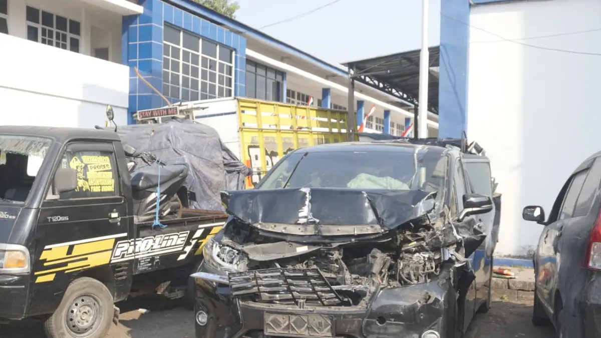 Mobil KH Anwar Zahid ditabrak truk di Bojonegoro. Sempat rontgen di RSUD Padangan, dai kondang itu kemudian lanjut dakwah ke Banjarnegara. (Dok. Radar Bojonegoro)