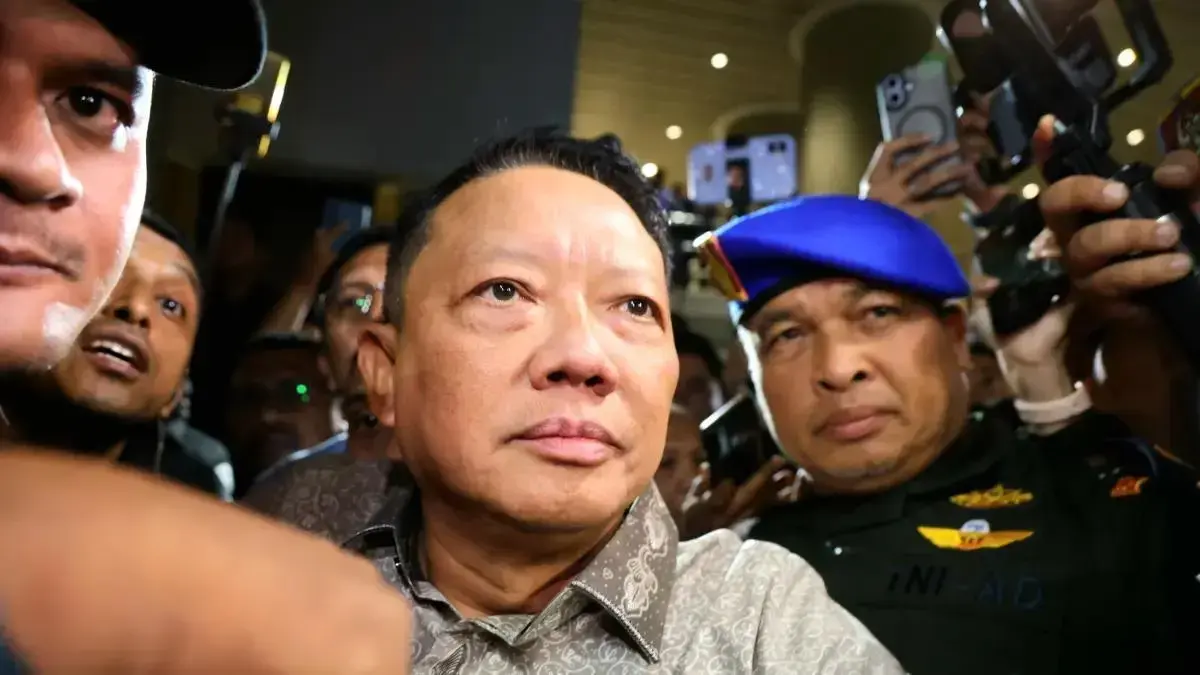 Tersangka dugaan korupsi TPPU, mantan Jaksa Agung Muda Tindak Pidana Khusus (Jampidsus) Febrie Adriansyah usai menjalani pemeriksaan di Gedung Kejaksaan Agung, Jakarta, Jumat (24/7). (Foto: Dery Ridwansah/Jawa Pos)