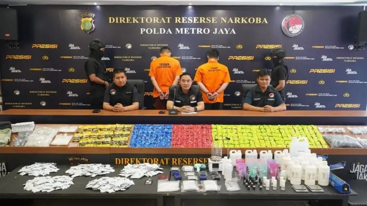 Direktur Reserse Narkoba Polda Metro Jaya Kombespol Ahmad David (tengah) tampilkan para tersangka dan barang bukti narkotika jenis etomidate yang diungkap di Apartemen Tokyo Riverside, Kabupaten Tangerang, Banten. (Ditresnarkoba Polda Metro Jaya)