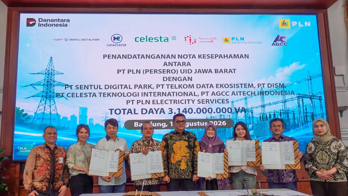 Direktur Utama NeutraDC Group Rakhmad Tunggal Afifuddin (keempat kiri) melakukan penandatanganan MoU bersama PLN terkait penyediaan tenaga listrik untuk pembangunan infrastruktur data center di wilayah Cikarang, Jawa Barat, pada Selasa (11/8).