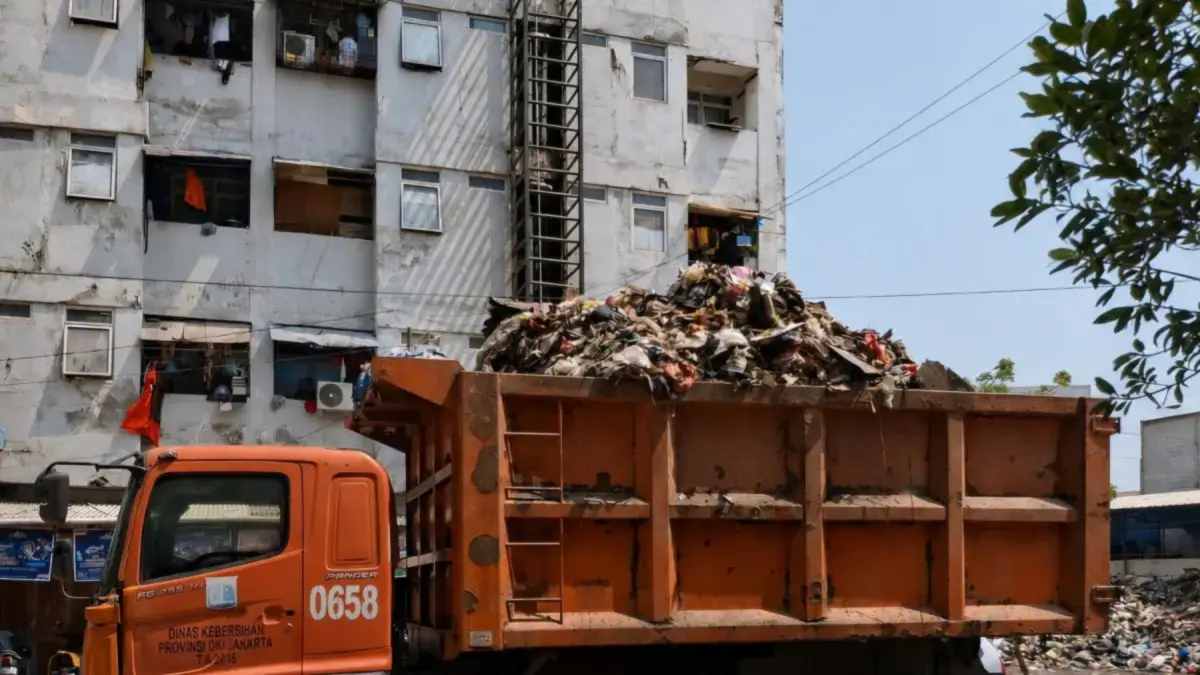 Ilustrasi truk angkut sampah. (Istimewa)