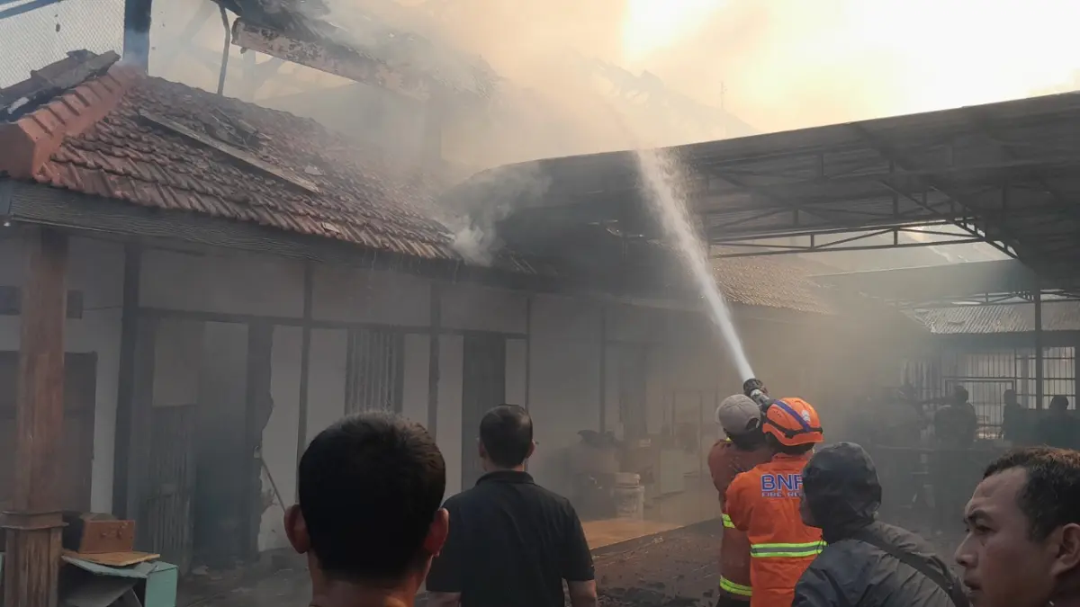 Lapas Kelas IIB Ngawi terbakar, 305 warga binaan dievakuasi. Api melalap aula dan gudang, sementara penyebab kebakaran masih diselidiki. (Asep/Radar Ngawi)