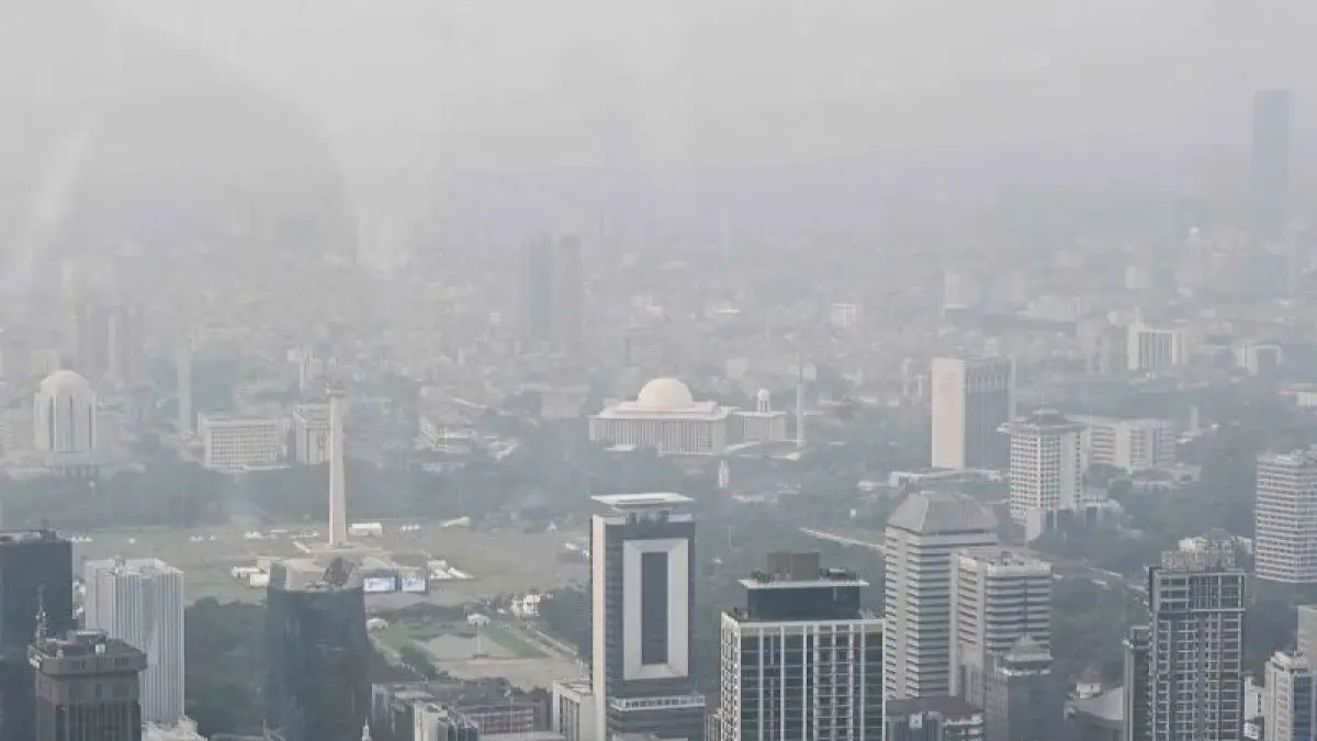 Kualitas udara Jakarta masuk peringkat kedua terburuk di dunia pada Minggu pagi. AQI mencapai 167 dengan konsentrasi PM2.5 79 µg/m³. (Antara)