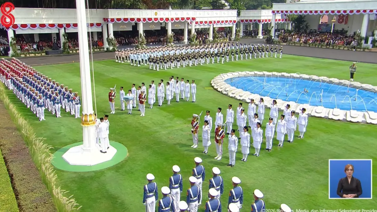 Pasukan Pengibar Bendera Pusaka (Paskibraka) menampilkan formasi angka 81 dalam upacara pengibaran bendera Merah Putih di Lapangan Istana Merdeka, Jakarta, Senin (17/8). (Youtube Setpres)