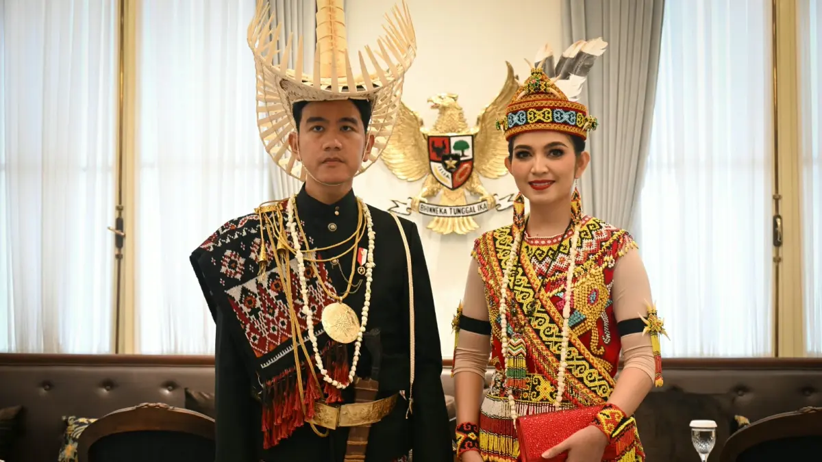 Wakil Presiden (Wapres) Gibran Rakabuming Raka bersama istrinya, Selvi Ananda, menghadiri Upacara Peringatan Detik-Detik Proklamasi di halaman Istana Merdeka, Jakarta, Senin (17/8). (Dok Setpres)