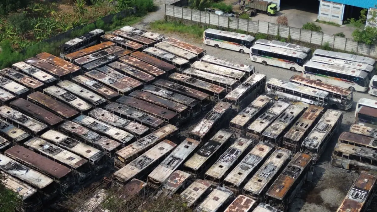 Kebakaran melanda pangkalan bus di Cikarang Barat, Bekasi. Sekitar 50 bus ludes terbakar dan api baru berhasil dipadamkan setelah hampir enam jam. (Aries/Radar Bekasi)