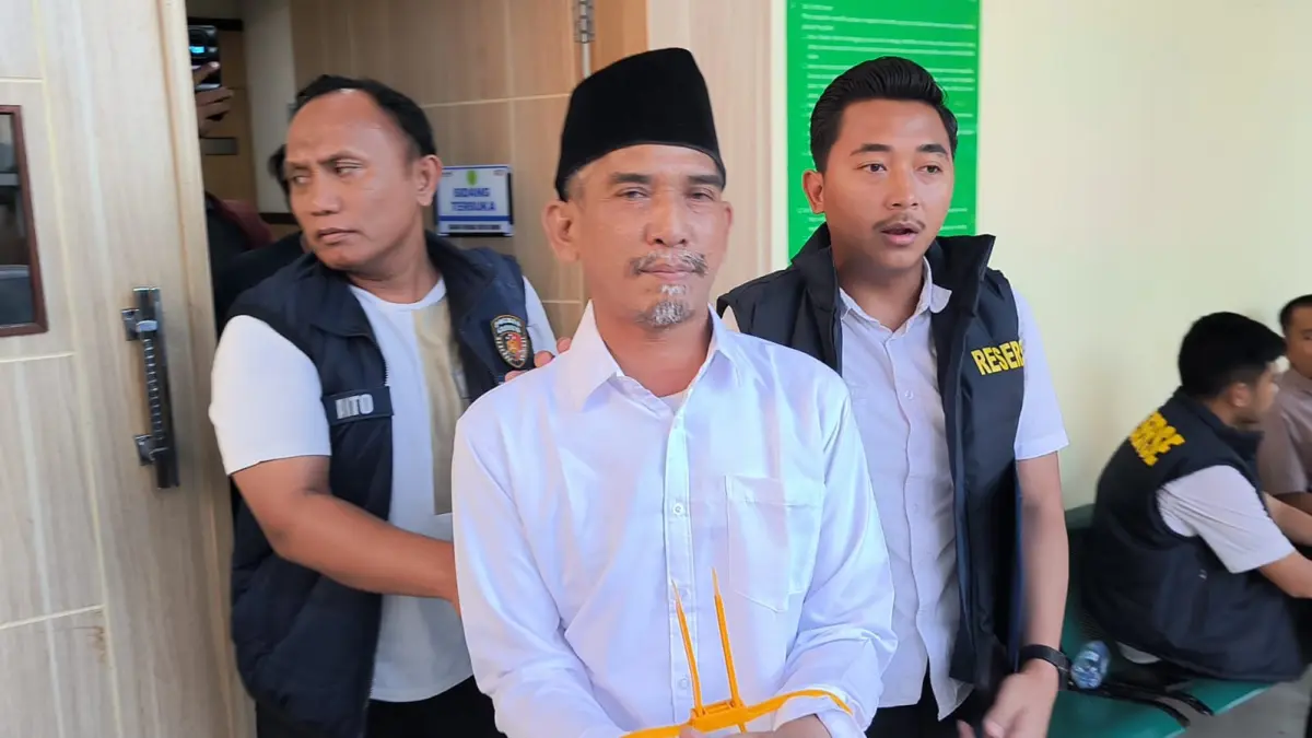 Polisi melimpahkan berkas Agus Priyono dalam kasus SK ASN palsu Gresik. Hari ini, JPU membacakan tuntutan terhadap Antoni di PN Gresik. (Dok. Jawa Pos)