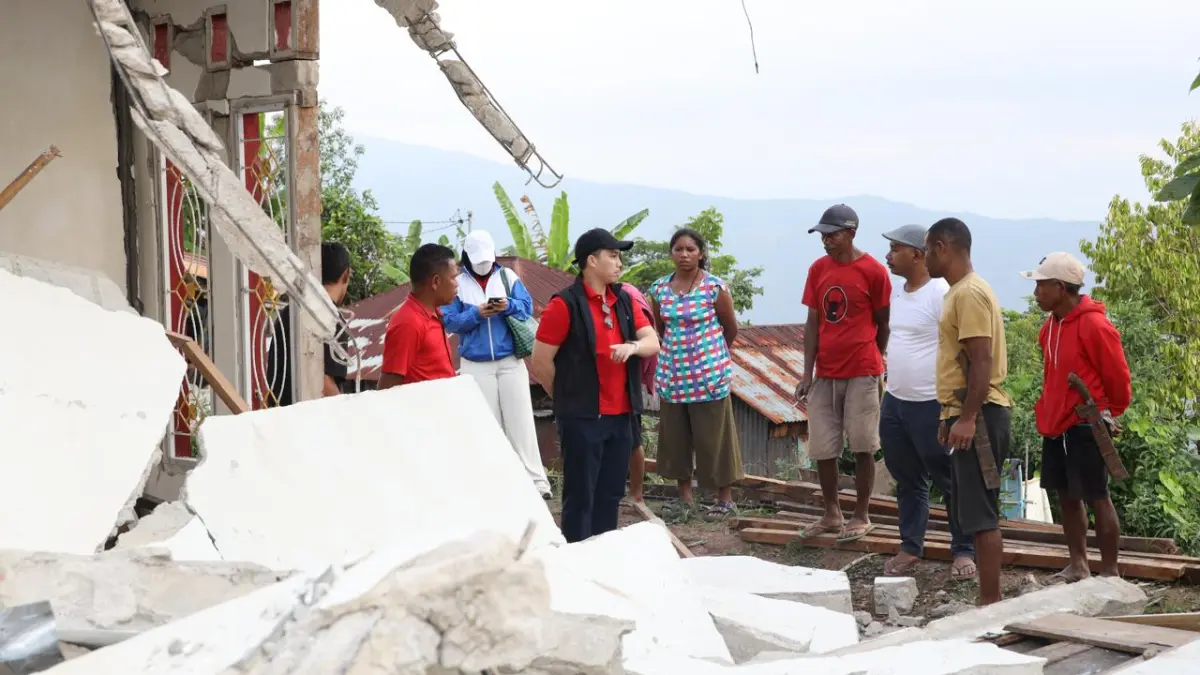 Stevano Rizki Adranacus turun ke Kuwus Barat, Manggarai Barat, menyalurkan bantuan kepada warga terdampak gempa NTT. (Dok. IST)