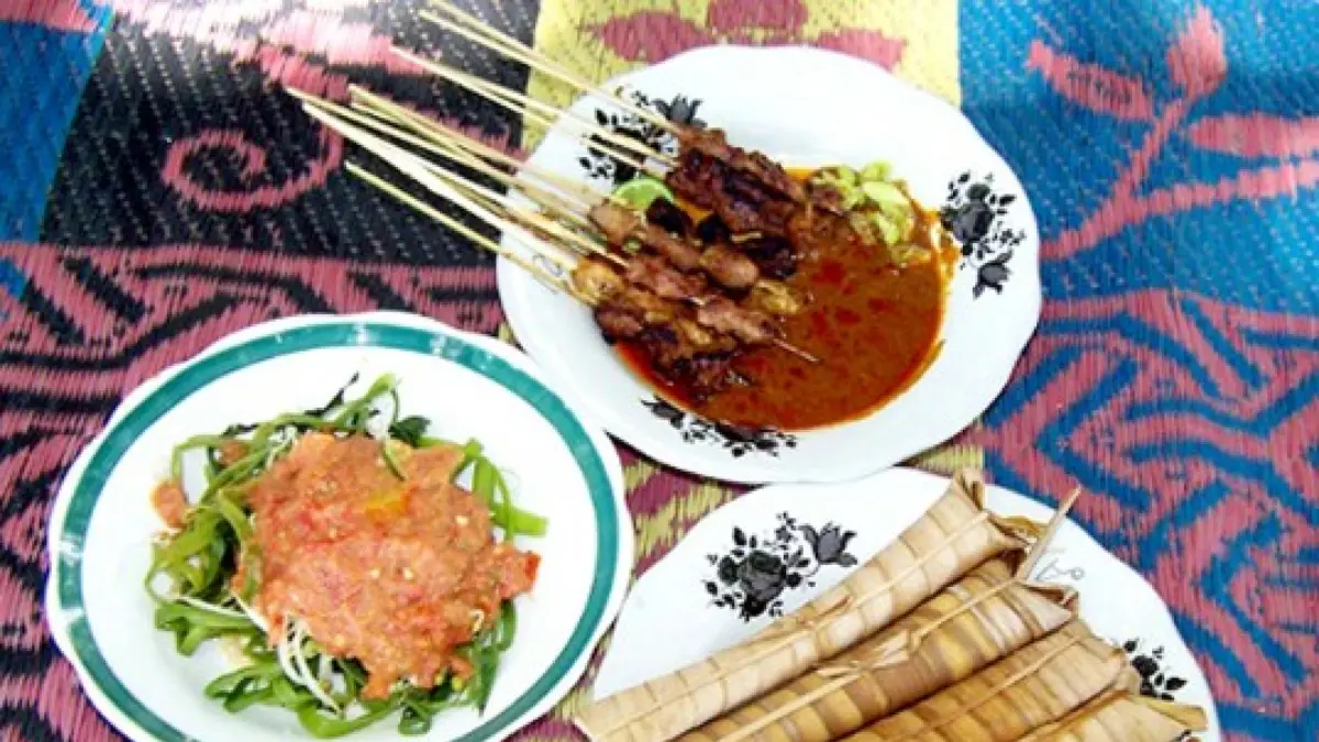 Sate Bulayak menjadi salah satu kuliner khas Lombok yang menarik untuk dicoba. (lomboksumbawatourism.ntbprov.go.id)