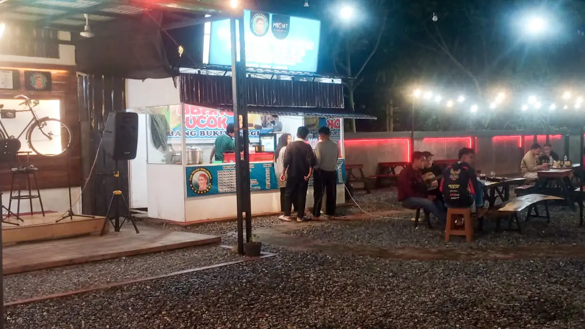 Teh Talua Malimpah Abang Ucok disajikan dalam gelas jumbo dengan busa telur tebal di kafe depan Kantor Dishub Kota Payakumbuh, Minggu (1/2/2026). (Padek/ Jawa Pos Group)