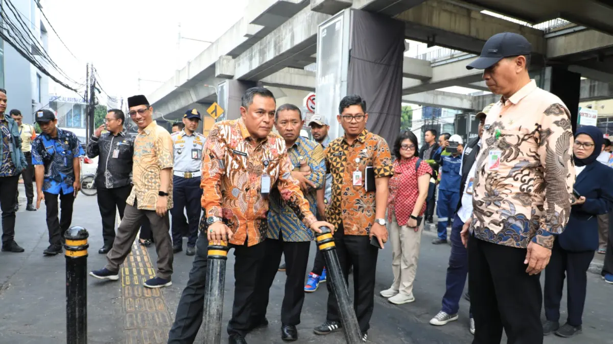 Wakil Wali Kota Administrasi Jakarta Selatan Firmanuddin Ibrahim di sekitar Stasiun MRT Haji Nawi akan disesuaikan untuk membuka akses kendaraan menuju Perguruan Darul Ma’arif di Jalan RS Fatmawati Raya, Kecamatan Cilandak, Jakarta Selatan. (Istimewa)