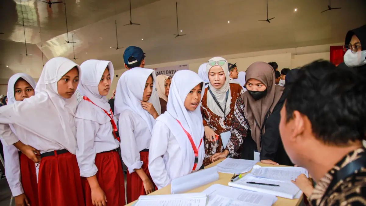 SIAP MASUK ASRAMA: Sejumlah siswa melakukan registrasi untuk mengikuti MPLS hari pertama di Sekolah Rakyat Terintegrasi 1 Kabupaten Bogor di Jasinga, Kabupaten Bogor, Kamis (20/8). (Istimewa)