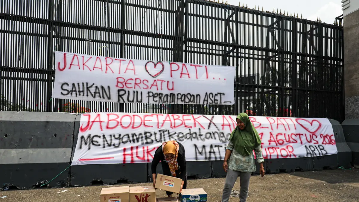 11 pentolan AMPB tiba di DPR membawa tuntutan pengesahan RUU Perampasan Aset dan hukuman mati koruptor yang disebut sebagai aspirasi masyarakat luas. (Salman Toyibi/Jawa Pos)