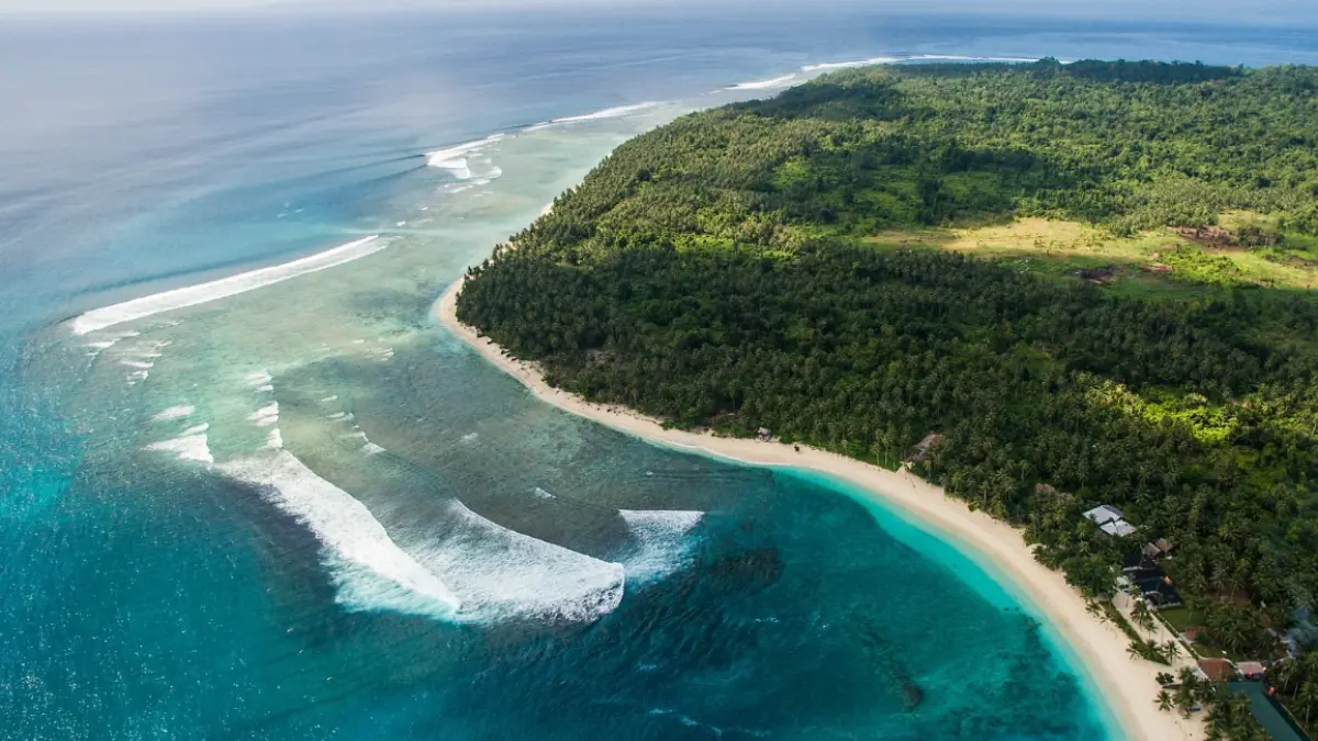 Menjelajahi pesona Kepulauan Mentawai, Sumatera Barat, yang dikenal sebagai salah satu destinasi surfing. (Surf Indonesia)
