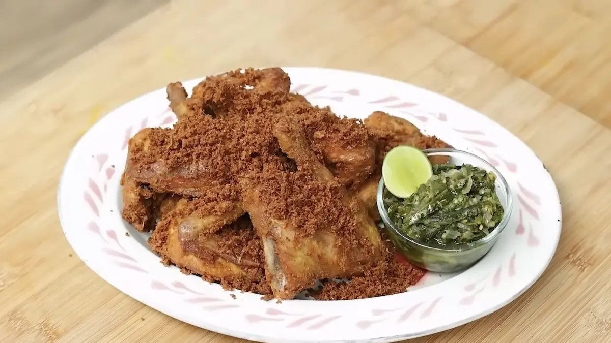Foto tampilan ayam goreng khas rumah makan padang (Dok. YouTube Devina Hermawan)