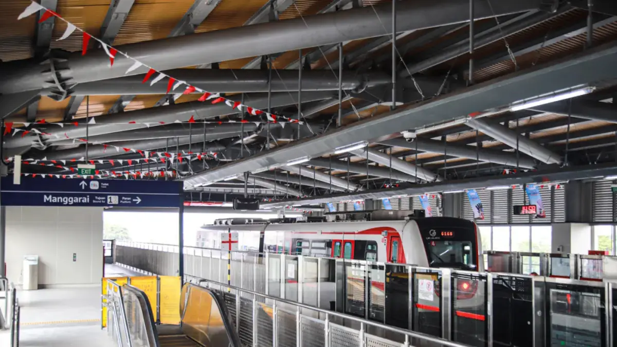 Satu rangkaian kereta LRT melakukan uji coba jalur di Stasiun LRT Jakarta Rawamangun di Jakarta, Selasa (04/08/2026). (Hanung Hambara/Jawa Pos)