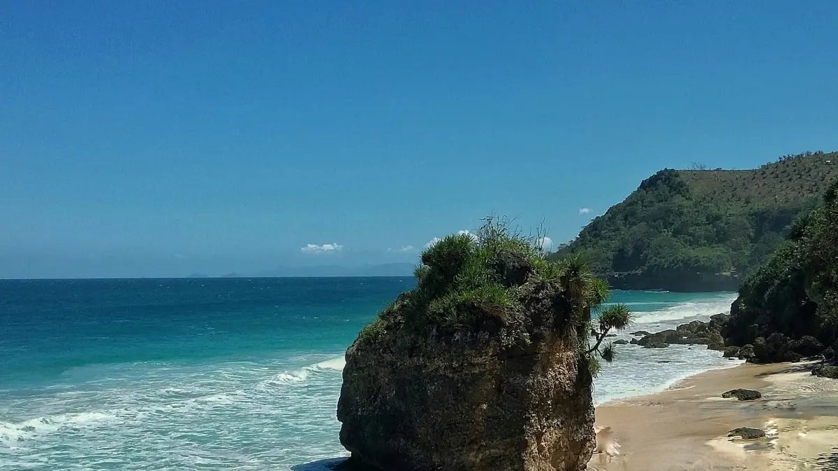 Pantai Lumbung, Tulungagung. (Source: wikimedia commons)