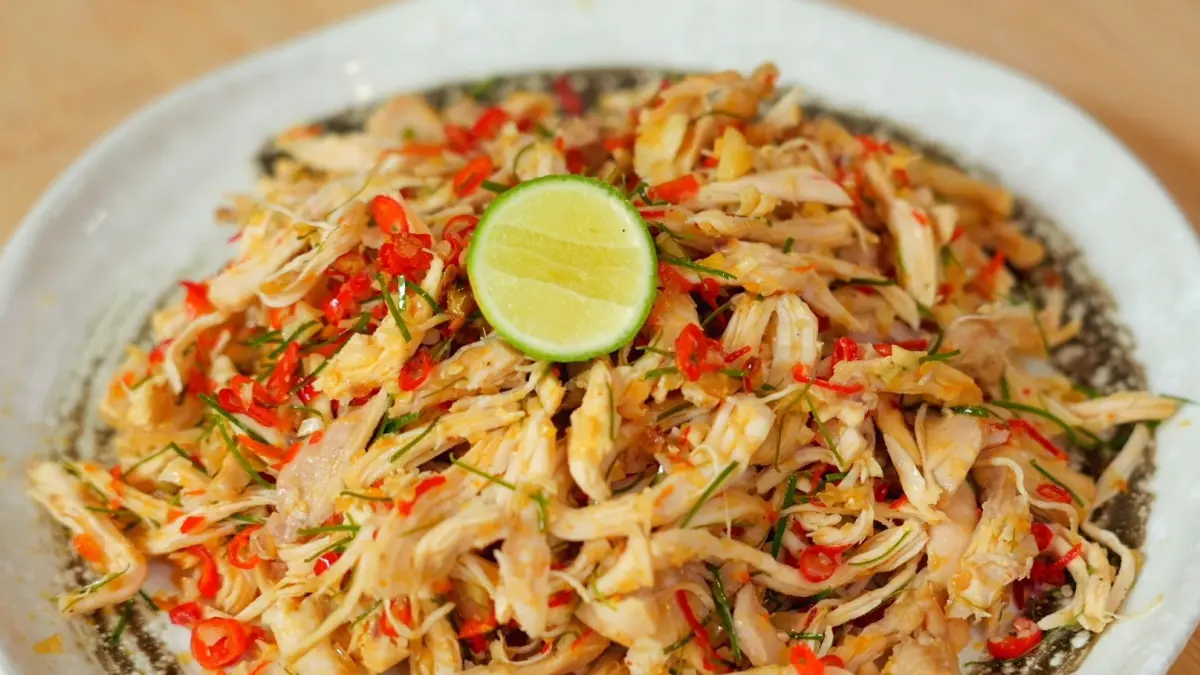Resep Ayam Suwir Daun Jeruk ala Luvita Ho. (YouTube @Luvitaho)