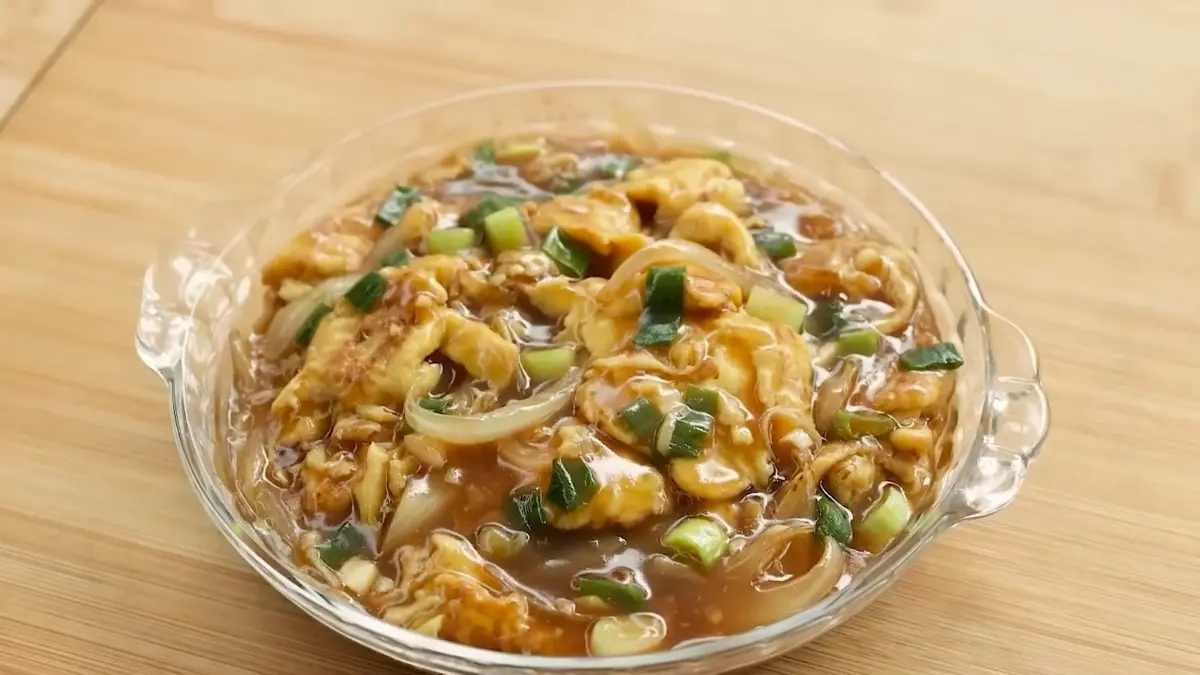 Resep Telur Saus Tiram ala Chef Devina Hermawan. (YouTube @devinahermawan)