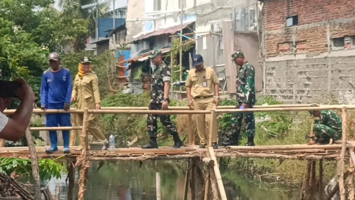 Jembatan sementara berbahan bambu dan kayu yang selama ini menjadi akses penting masyarakat di Kelurahan Tegal Alur, Kecamatan Kalideres, Jakarta Barat, akhirnya dibongkar pada Rabu (2/9). (Istimewa)