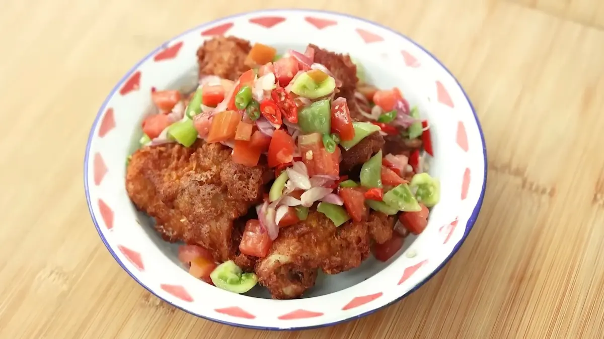 Foto Ayam Kuning & Sambal Dabu-Dabu (Dok. YouTube Devina Hermawan)