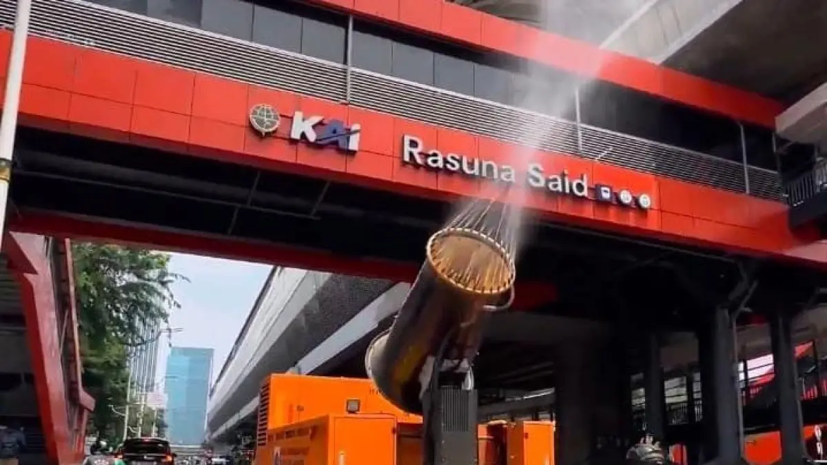 Penyemprotan water mist di sepanjang Jalan H.R. Rasuna Said hingga Jalan Mampang Prapatan Raya, Jumat (4/9/2026). (Sudin Kominfotik Jaksel)