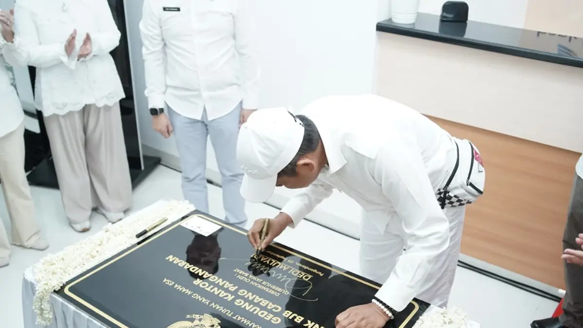 Gubernur Jawa Barat Dedi Mulyadi melakukan penandatanganan prasasti peresmian Kantor Cabang Pangandaran di lokasi baru yang disaksikan oleh Bupati Pangandaran Citra Pitriyami.(Istimewa).